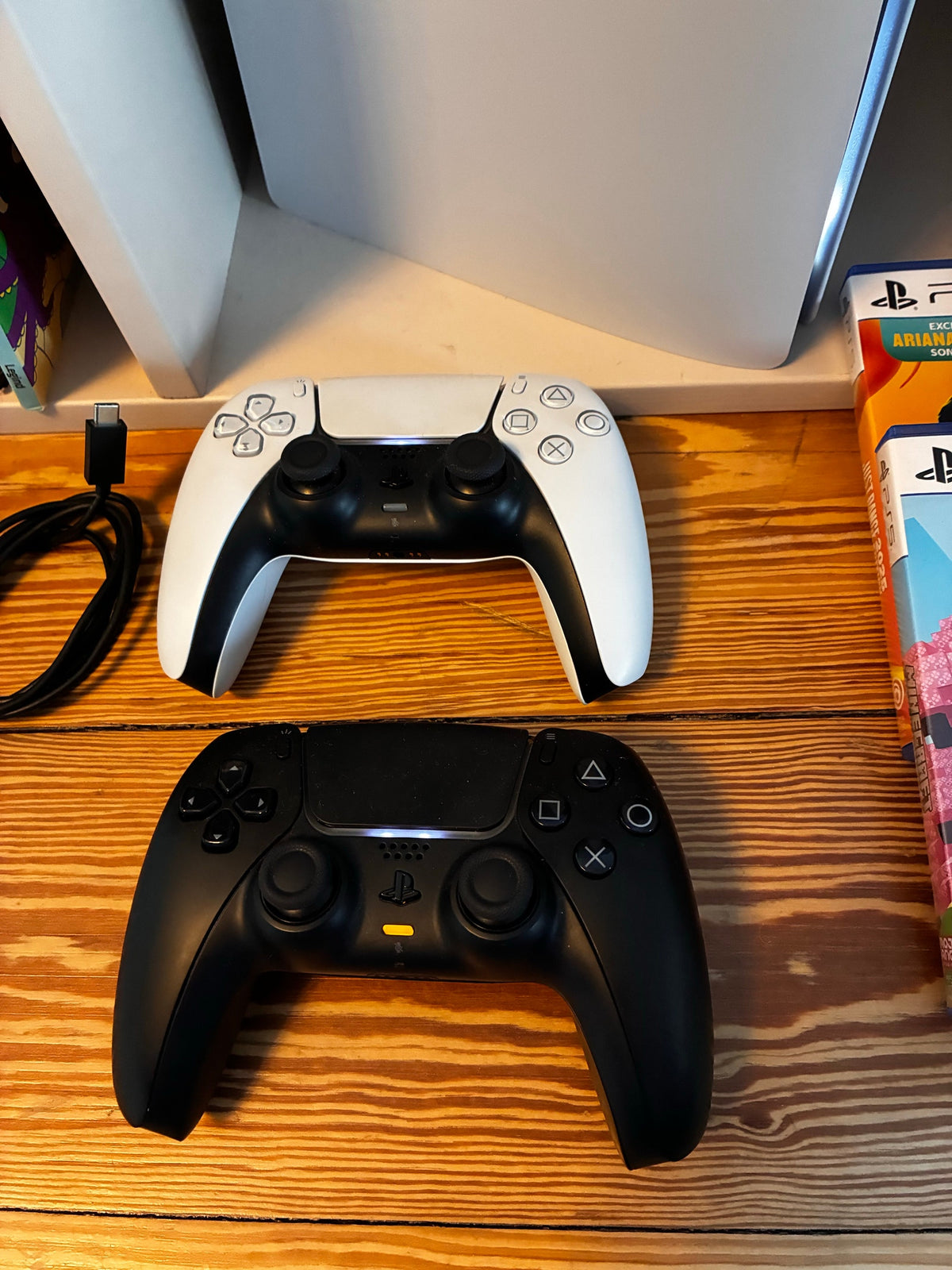 Pack Console Sony PlayStation 5 Slim (Édition Disque) + 2 Manettes DualSense (Blanche & Noire) + 2 Jeux PS5