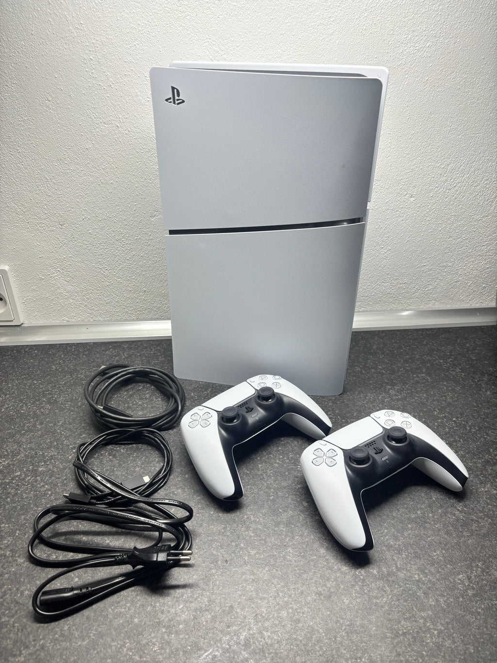 Sony PlayStation 5 Slim + 2 manettes DualSense — Occasion reconditionnée, excellent état