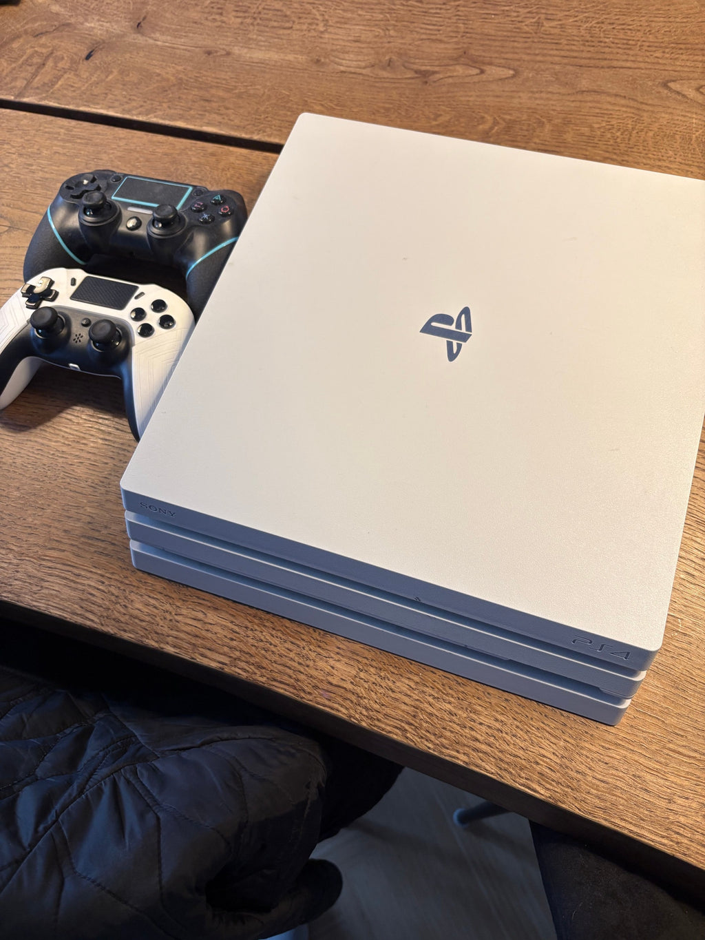 Console Sony PlayStation 4 Pro (PS4 Pro) - 1 To - Édition Glacier White avec 2 Manettes