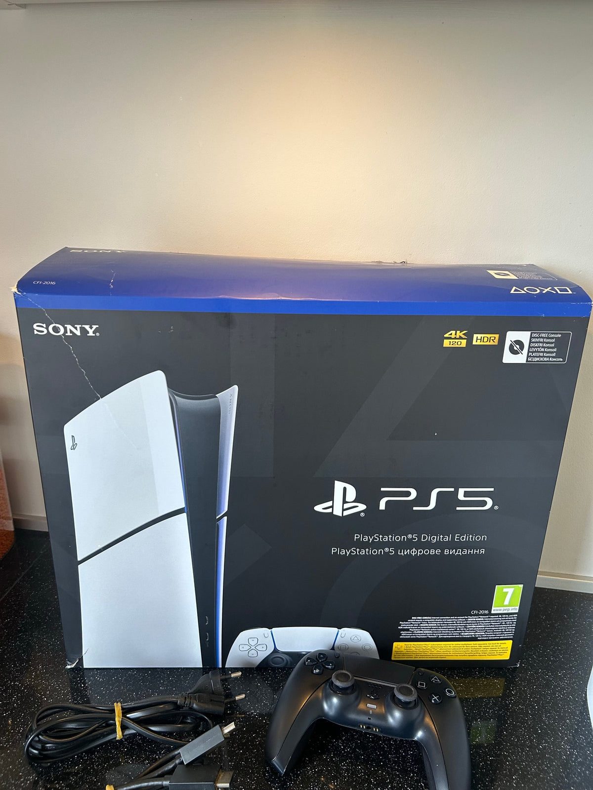 Sony PlayStation 5 Édition Numérique (1 To) – État Neuf + 2 Manettes