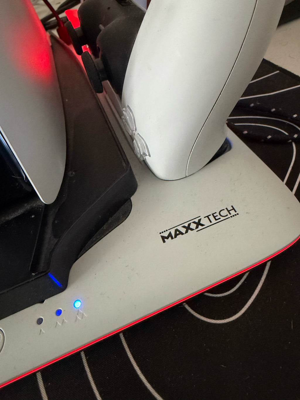Pack PlayStation 5 Pro 2 To – Contient 2 Manettes DualSense + Station de Refroidissement Maxx Tech DLX LED (État Excellent)