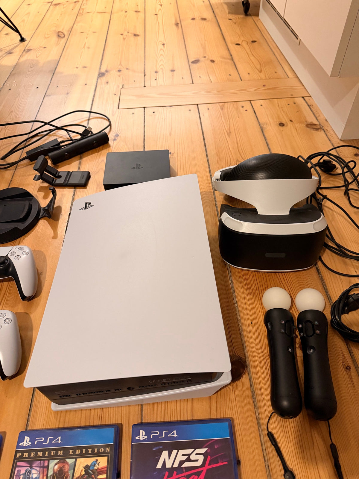 Pack Sony PlayStation 5 Standard Edition + Casque VR (PSVR) + 2 Manettes DualSense + Station de Recharge + Jeux