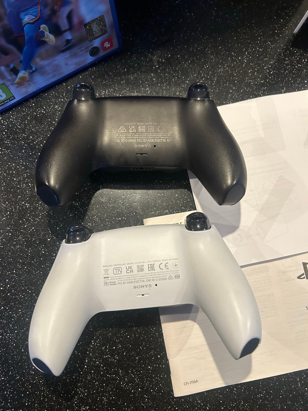 Pack Console Sony PlayStation 5 Standard (825 Go) – 2 Manettes DualSense + 3 Jeux Inclus