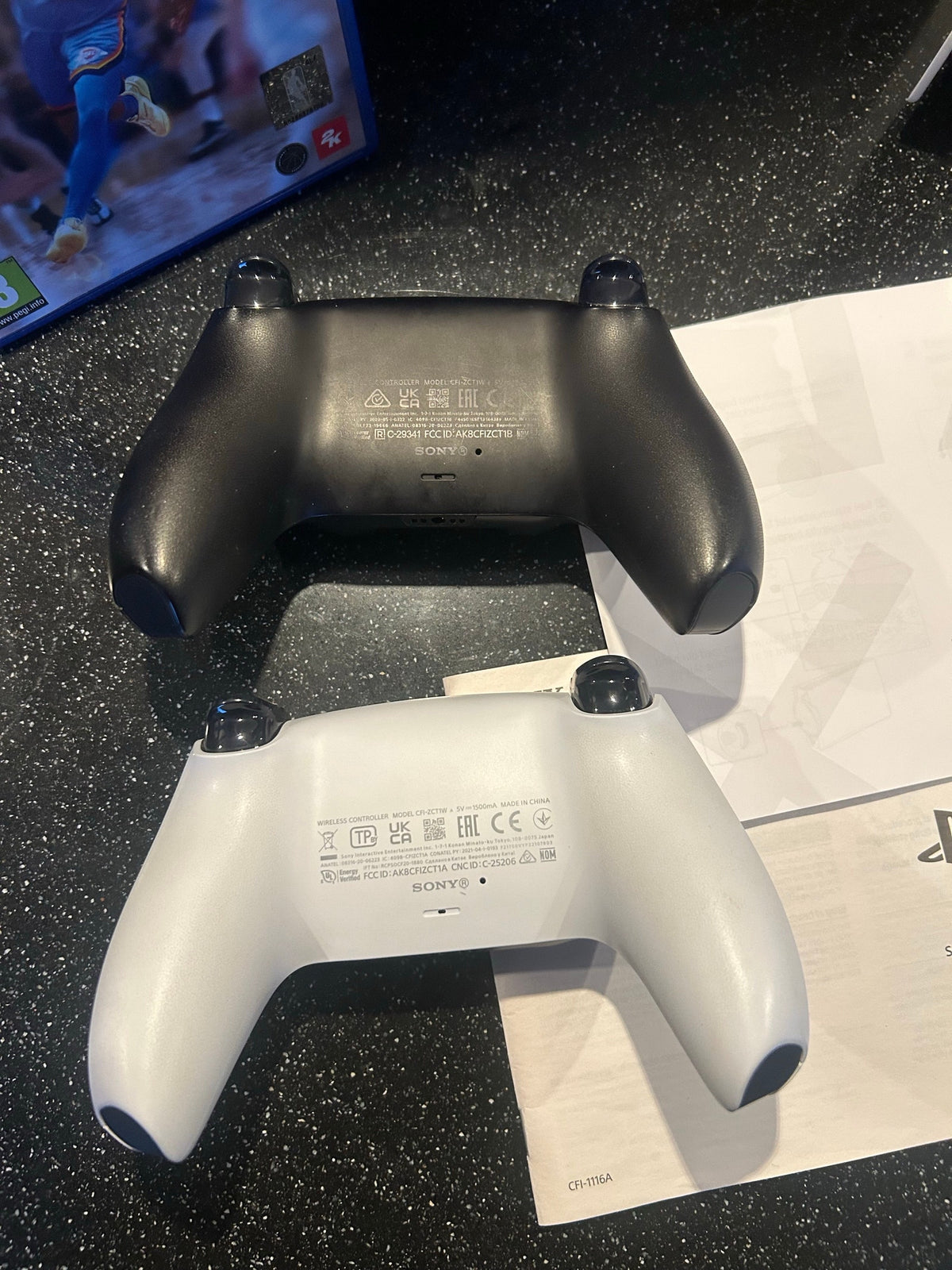 Pack Console Sony PlayStation 5 Standard (825 Go) – 2 Manettes DualSense + 3 Jeux Inclus