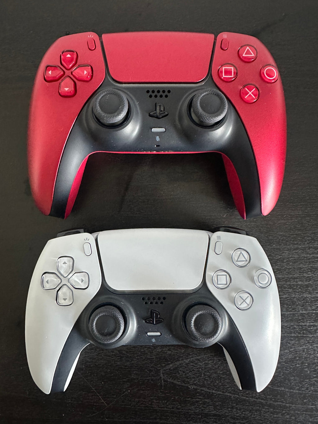 Pack Sony PlayStation®5 Digital Edition (Slim) 825 Go – Inclus 2 Manettes DualSense® (Blanche & Rouge)