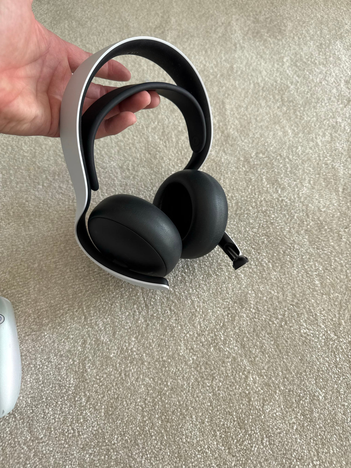 Pack Accessoires PS5 : Manettes Sans Fil DualSense (Sterling Silver & Blanche) + Casque Audio Sans Fil PULSE 3D