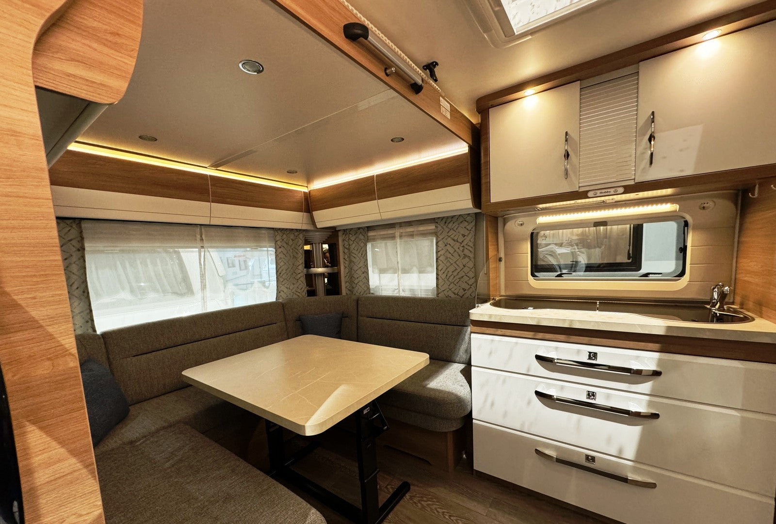 ESPLÉNDIDA CARAVANA HOBBY 515 UHL LUXURY (MODELO 2019)