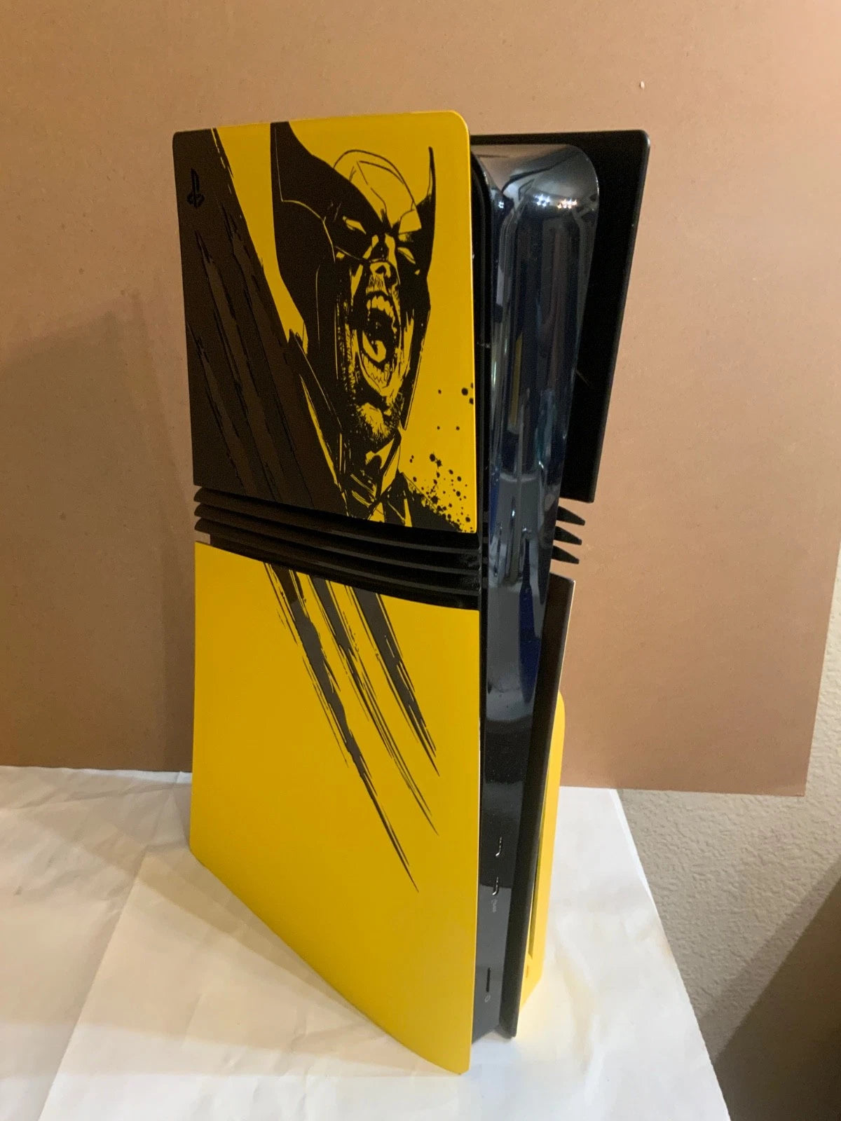 Sony PlayStation 5 Pro 2 To – Édition Spéciale Custom Wolverine (Lecteur de Disque + Manette DualSense Édition Limitée)