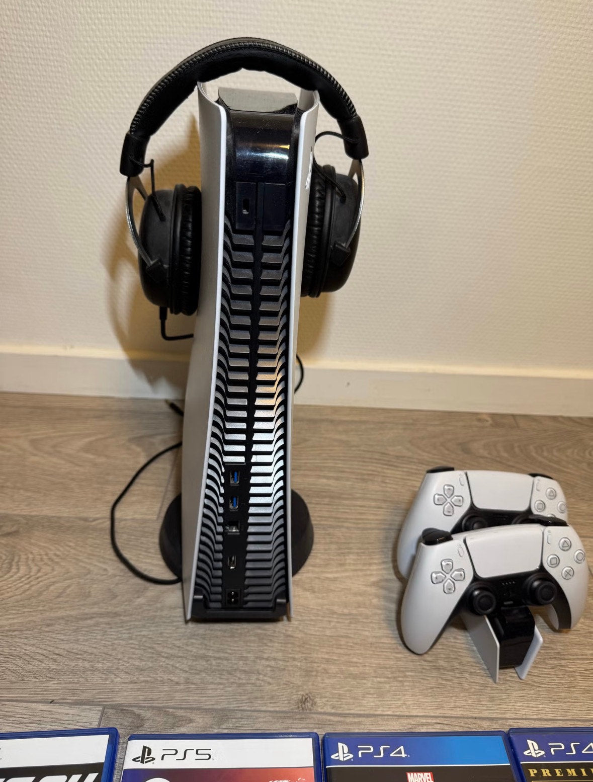 Pack Sony PlayStation 5 (Édition Disque) + 2 Manettes DualSense + Station de charge + Casque + 5 Jeux
