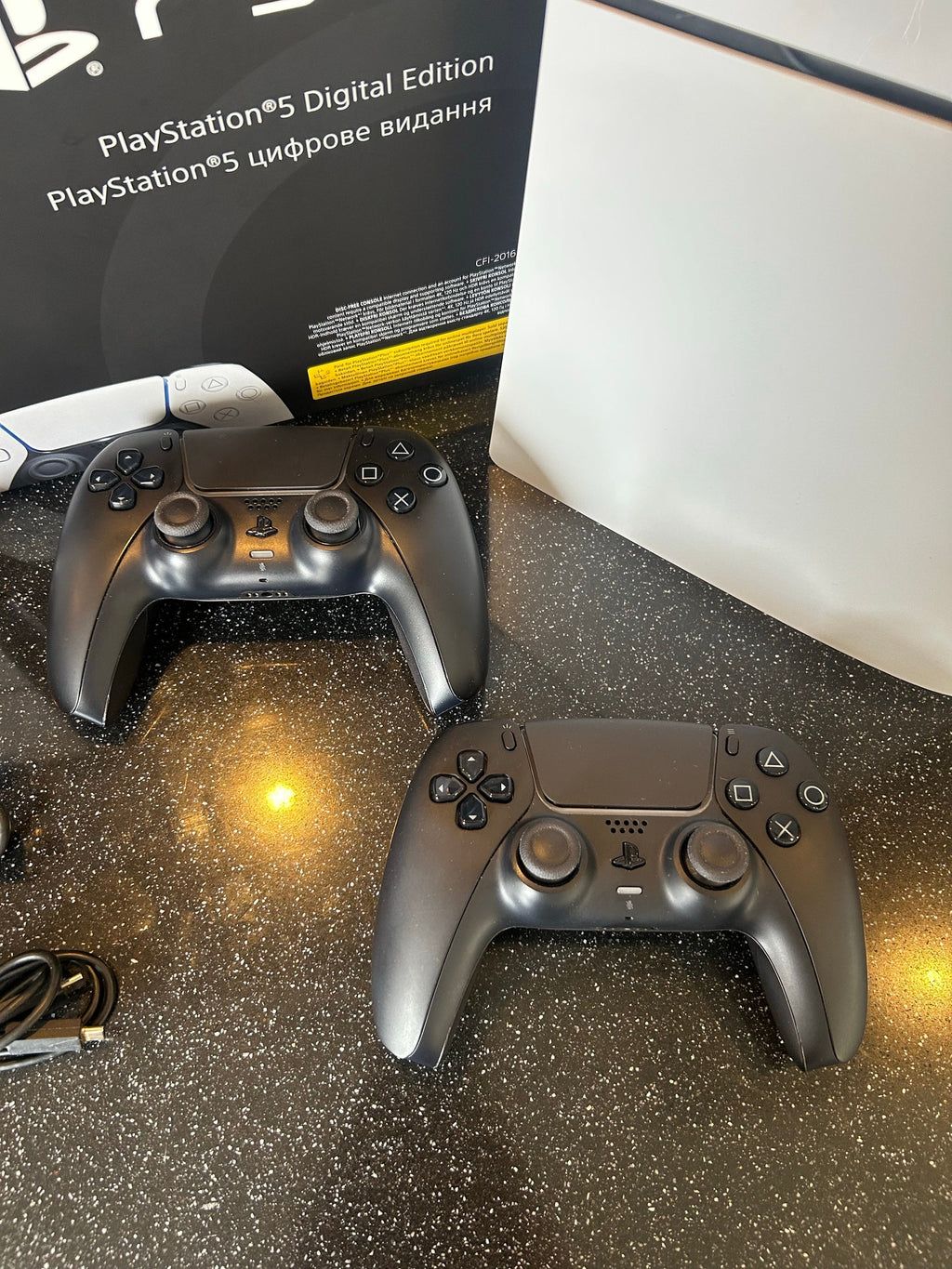 Sony PlayStation 5 Édition Numérique (1 To) – État Neuf + 2 Manettes