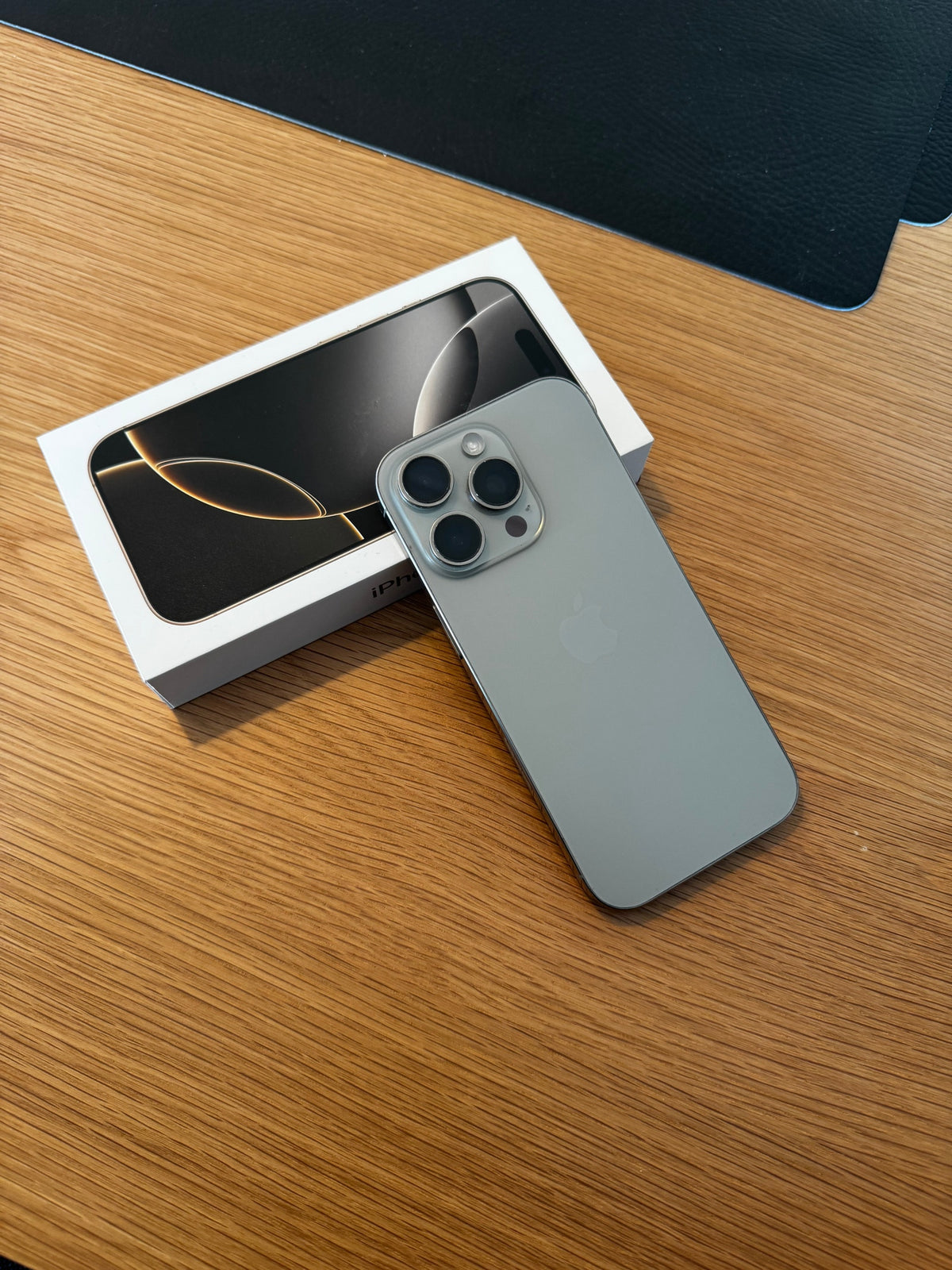 Apple iPhone 16 Pro 128 Go - Titane Naturel (Très Bon État)