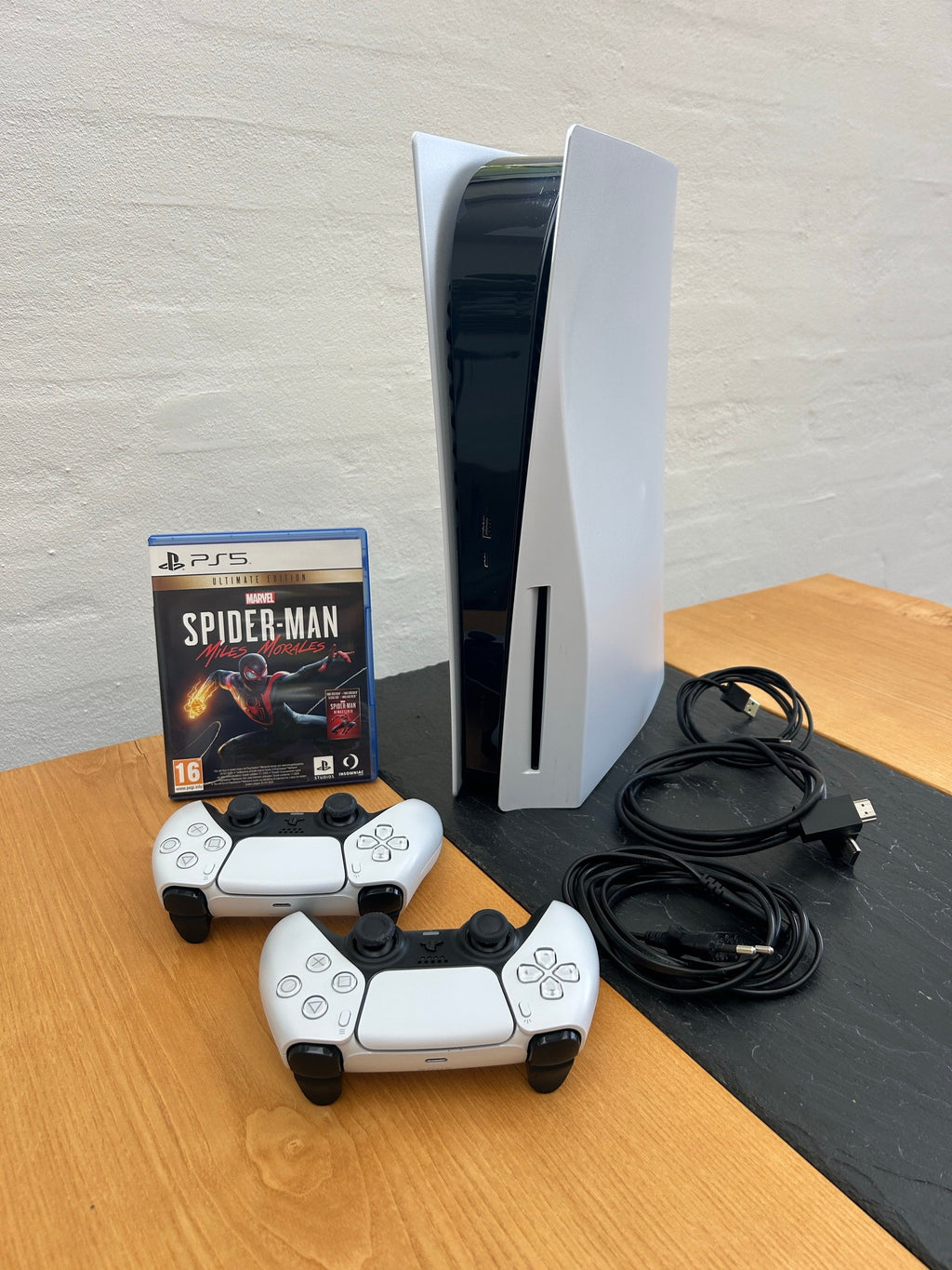 Pack Console PlayStation 5 (Édition Standard avec Lecteur de Disque) + 2 Manettes DualSense + Jeu Spider-Man: Miles Morales Ultimate Edition