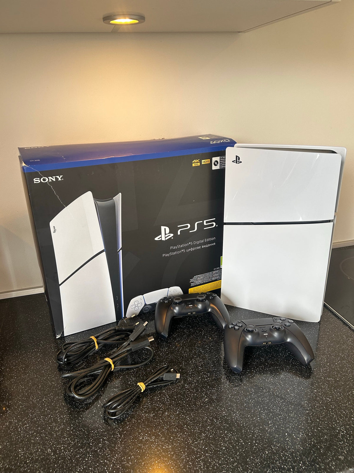 Sony PlayStation 5 Édition Numérique (1 To) – État Neuf + 2 Manettes