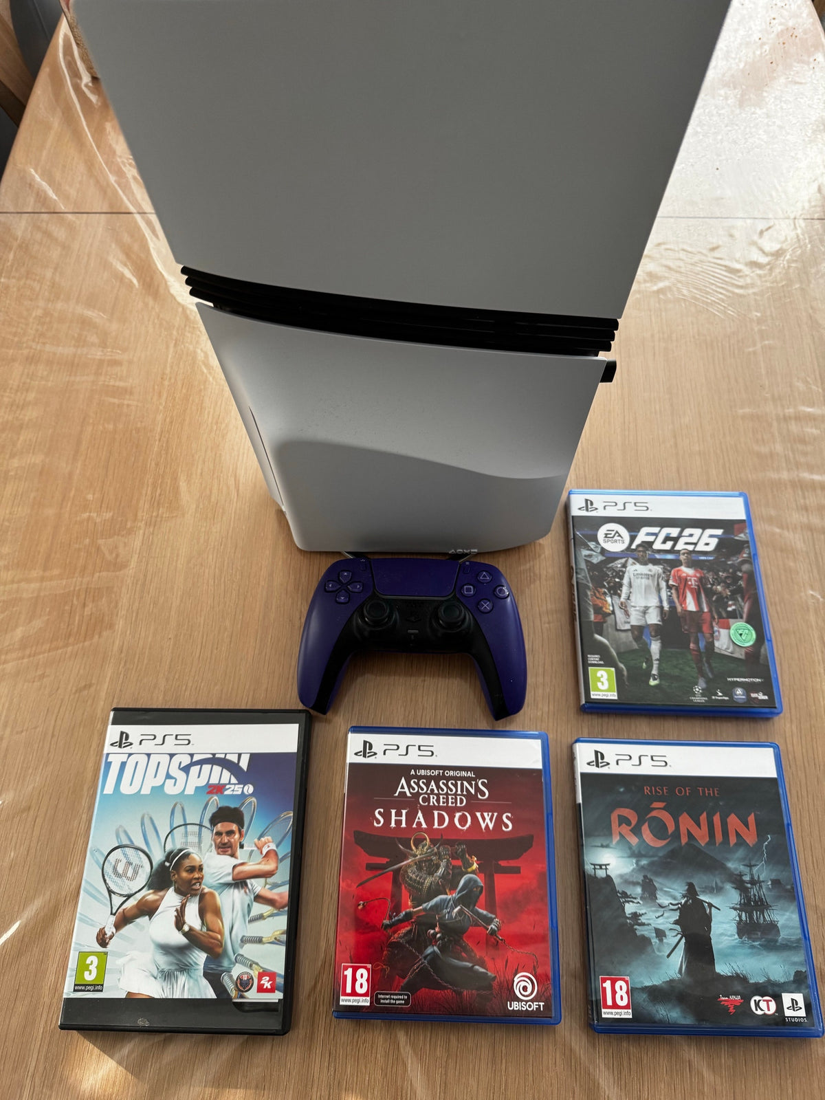 Pack Console PlayStation 5 Pro (avec Lecteur de Disque) + Manette DualSense Violette + 4 Jeux PS5