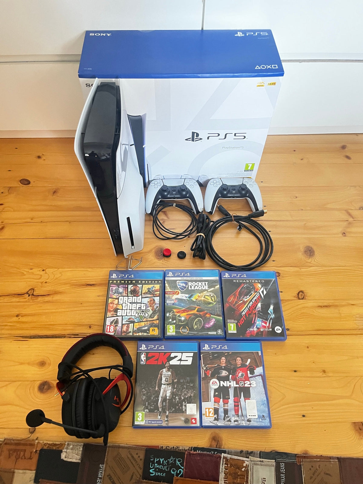 Pack Console Sony PlayStation 5 (Édition Slim avec Lecteur) + 2 Manettes DualSense + Casque Gamer + 5 Jeux Inclus