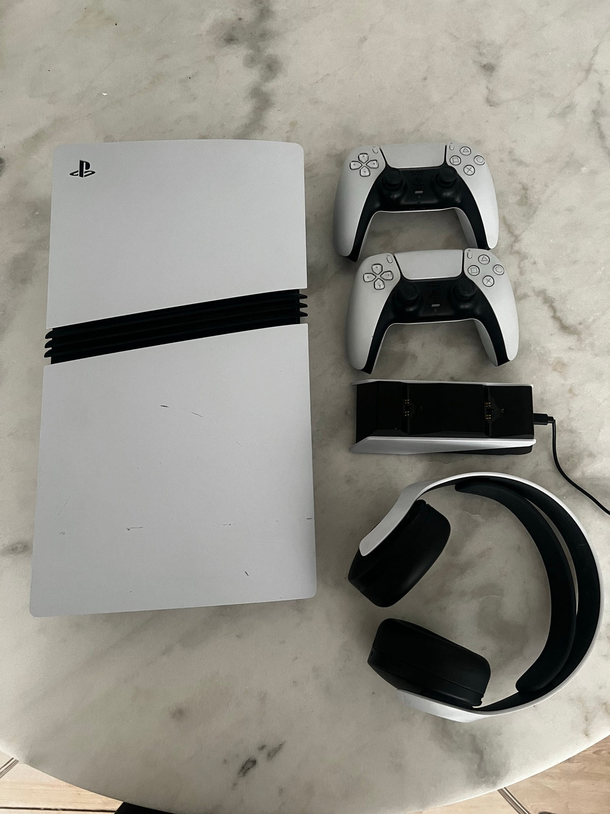 Pack Sony PlayStation 5 Pro + 2 manettes DualSense + station de recharge + casque PULSE 3D