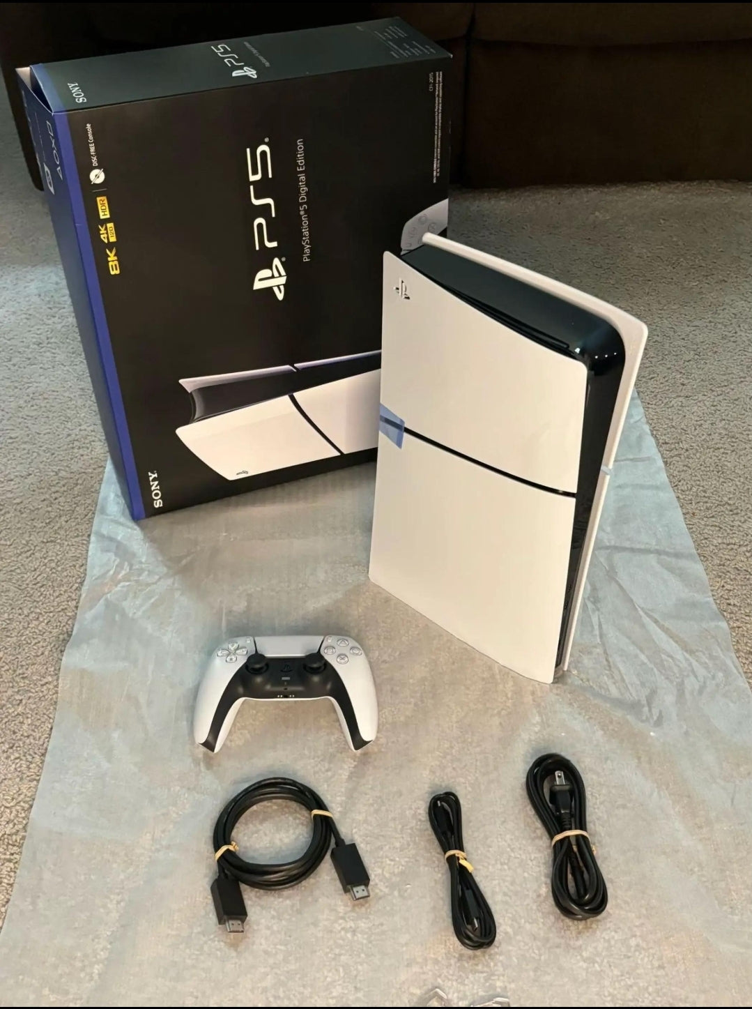 PlayStation 5 Édition Numérique (PS5 Slim) – État Comme Neuf avec Manette DualSense & Câbles