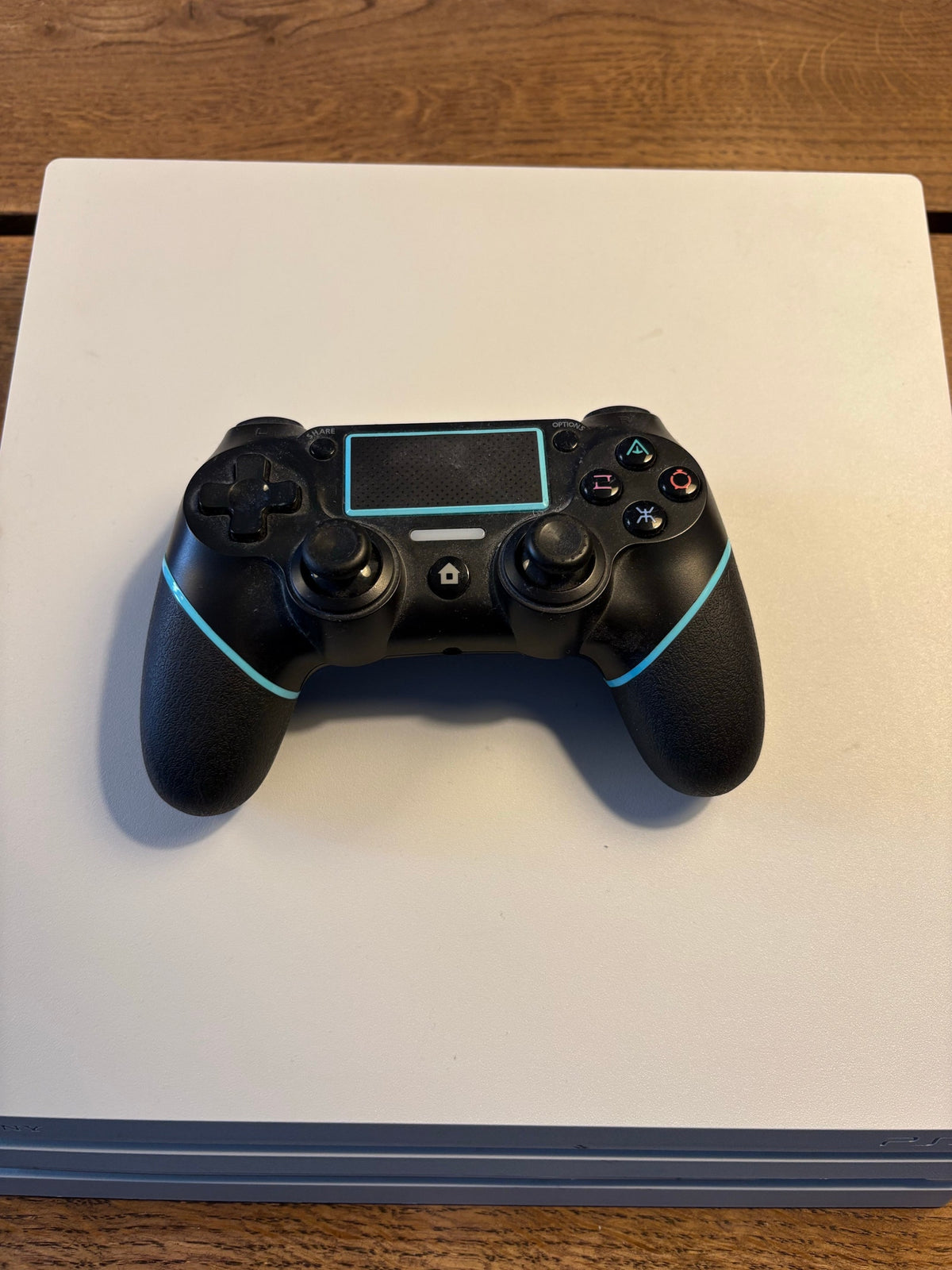 Console Sony PlayStation 4 Pro (PS4 Pro) - 1 To - Édition Glacier White avec 2 Manettes