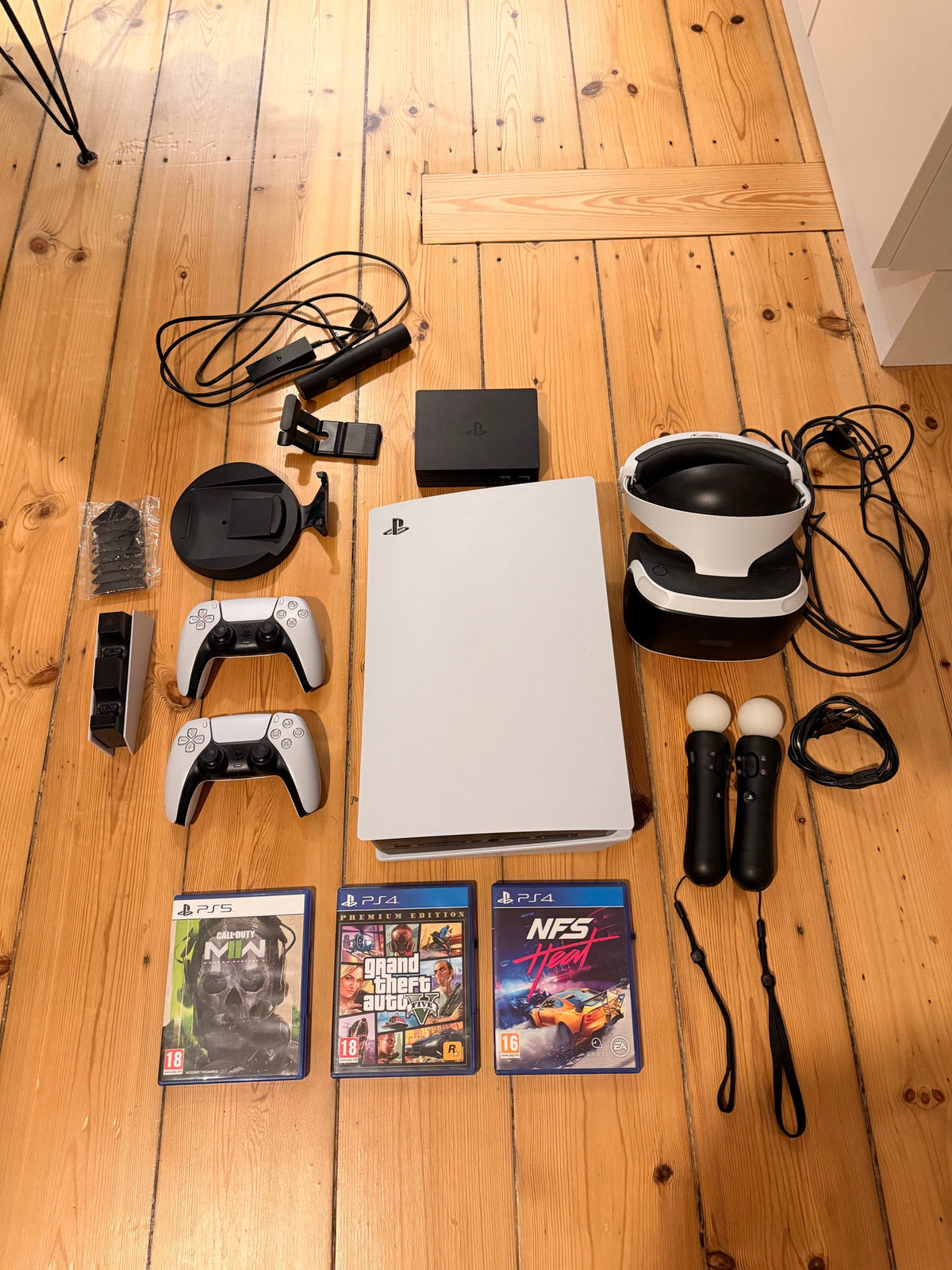 Pack Sony PlayStation 5 Standard Edition + Casque VR (PSVR) + 2 Manettes DualSense + Station de Recharge + Jeux