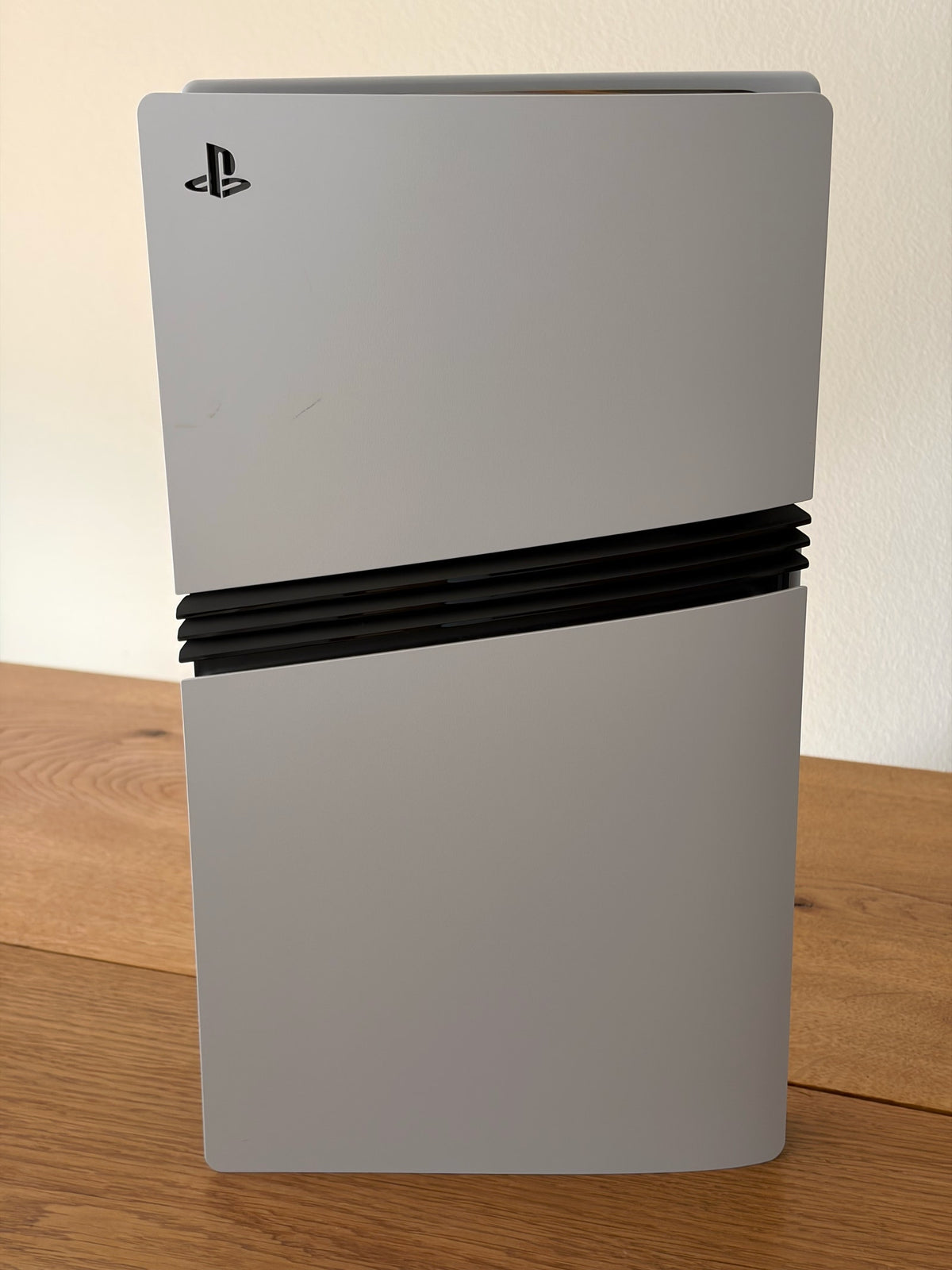 Pack PlayStation 5 Pro 2 To – Contient 2 Manettes DualSense + Station de Refroidissement Maxx Tech DLX LED (État Excellent)