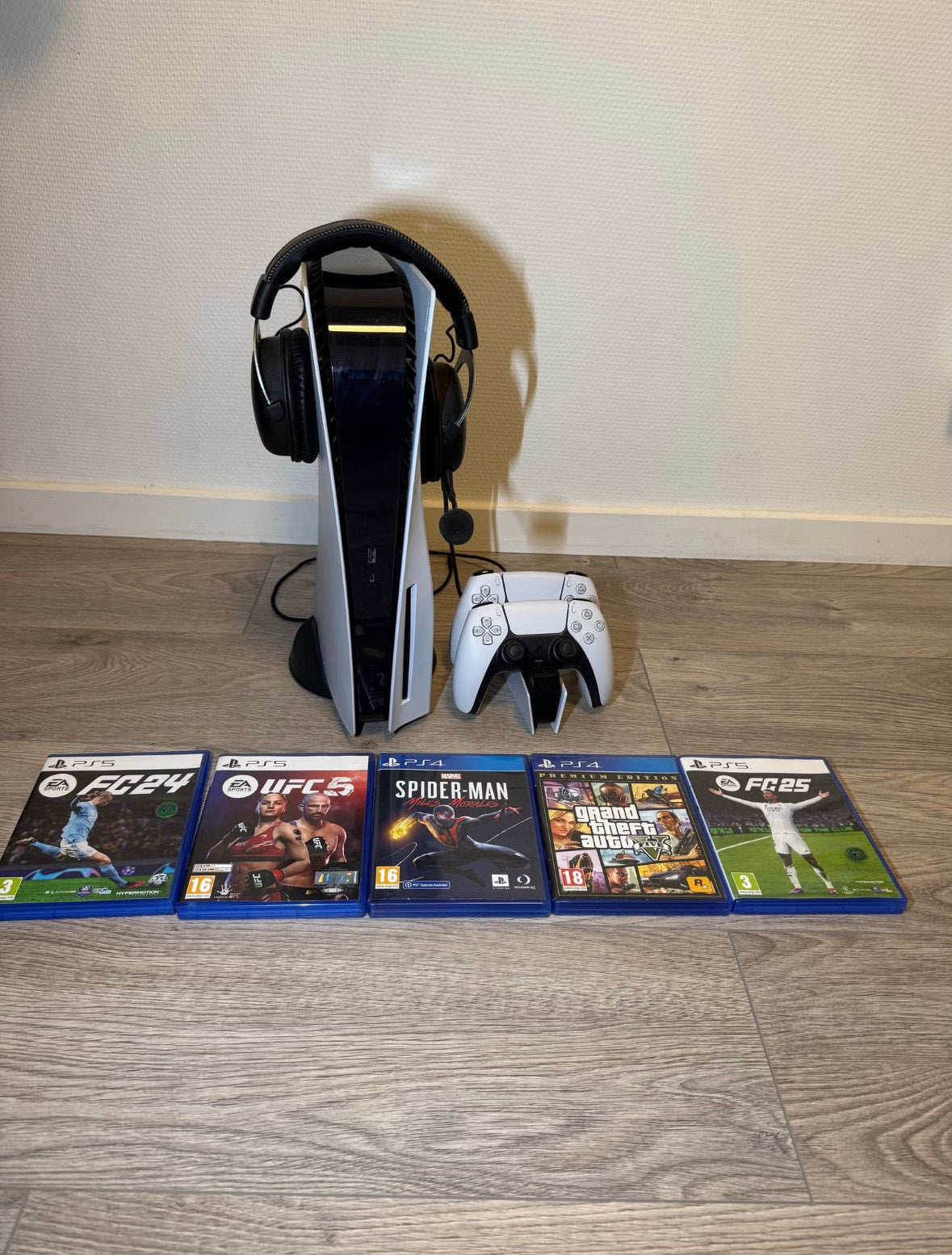 Pack Sony PlayStation 5 (Édition Disque) + 2 Manettes DualSense + Station de charge + Casque + 5 Jeux